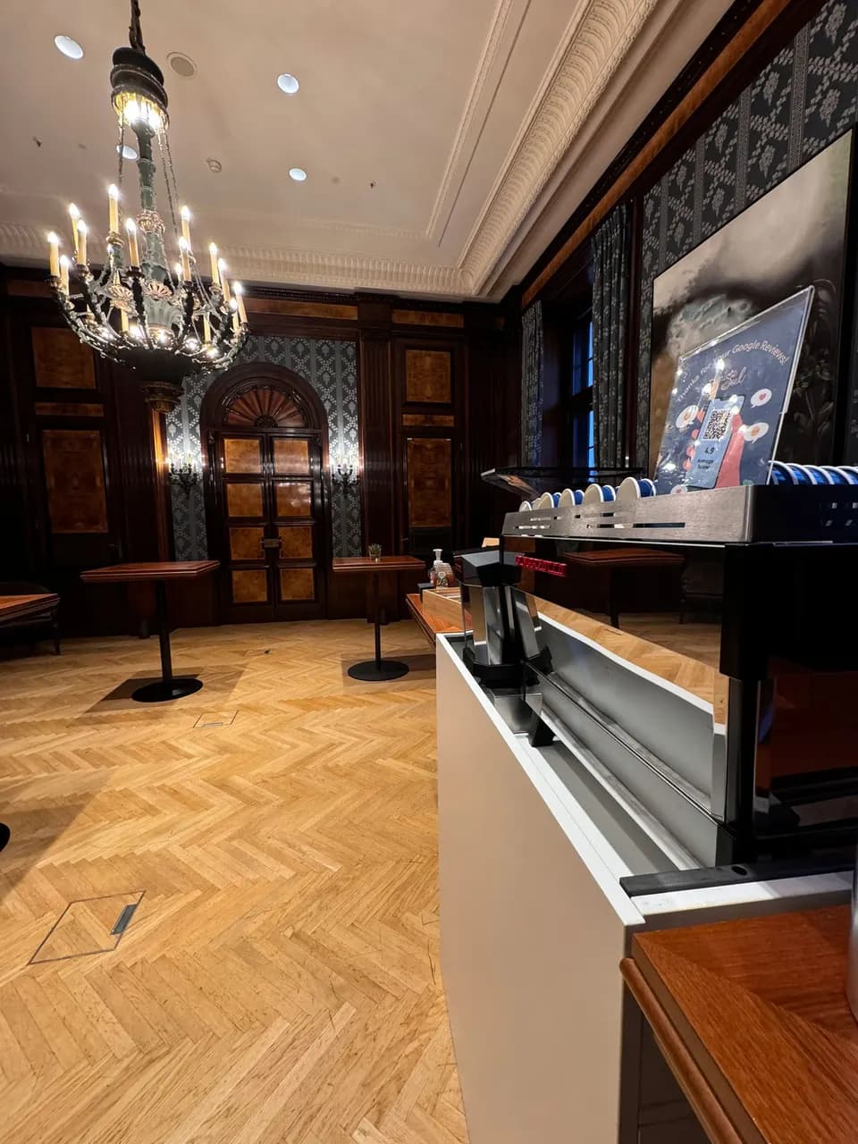 Coffee Bar in einem Veranstaltungssaal mit Parkett