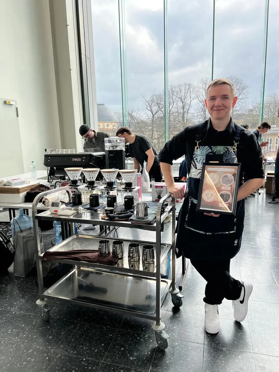 Barista im Backstagebereich an der Espressomaschine
